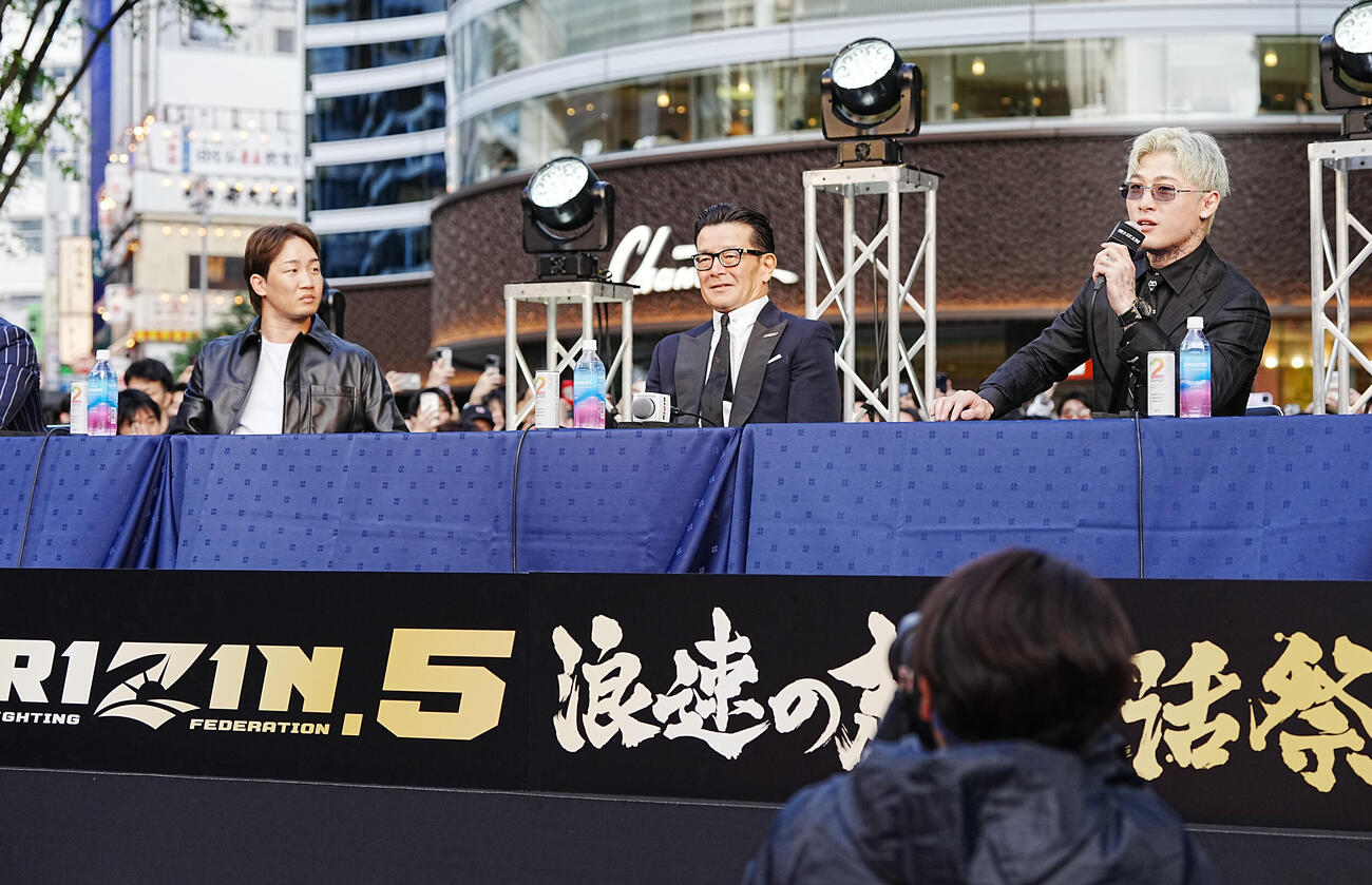 「超緊急記者会見」で舌戦を展開する朝倉（左）と平本（右）。中央は榊原CEO（撮影・小沢裕）
