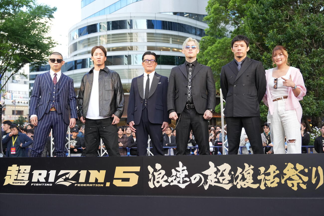 「超緊急記者会見」に臨むYA－MAN、朝倉、榊原CEO、平本、斎藤、RENA（撮影・小沢裕）