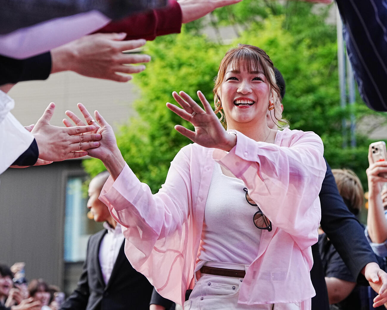 「超緊急記者会見」でファンの声援を受けながら入場するに臨むRENA（撮影・小沢裕）