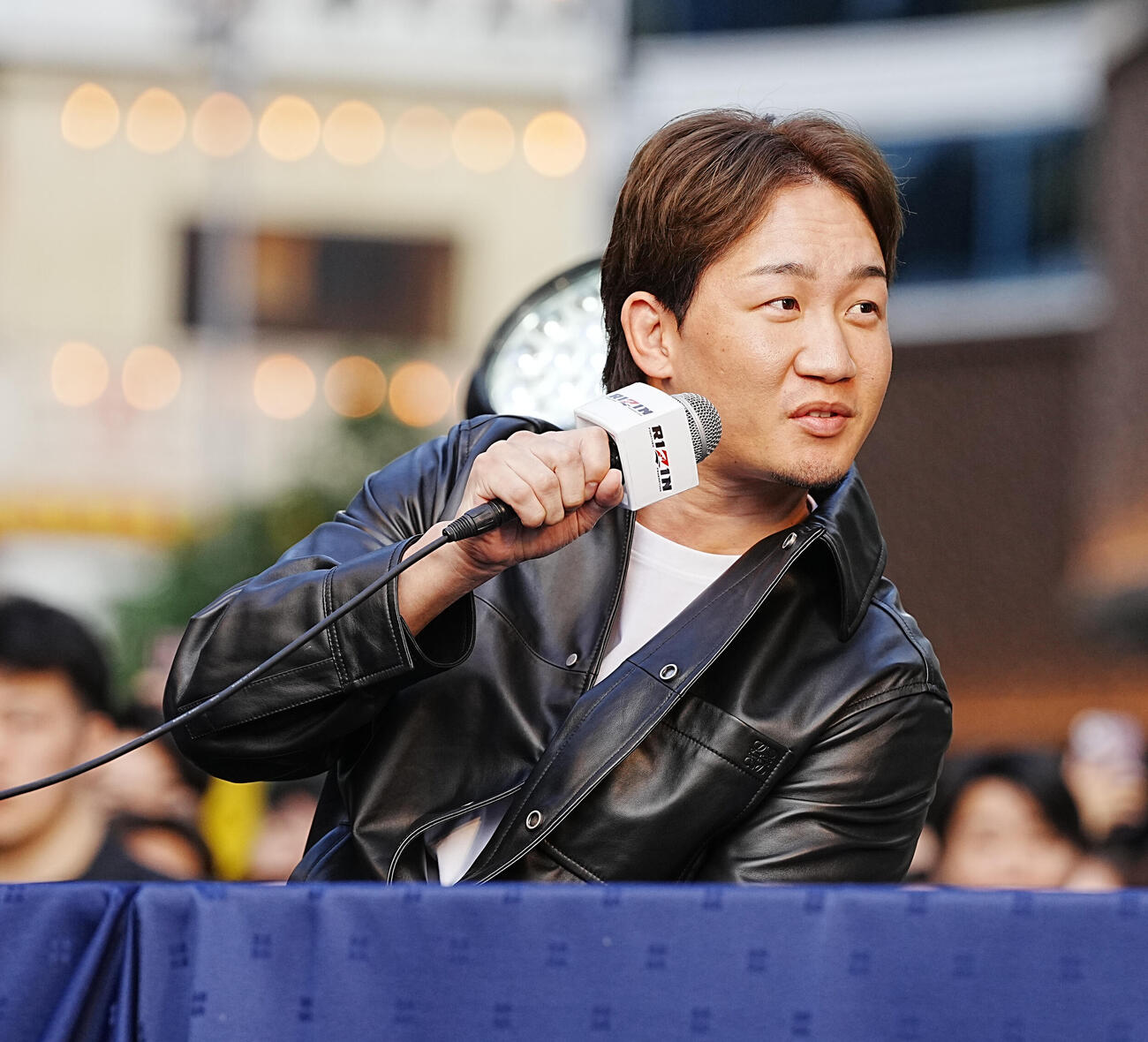 「超緊急記者会見」に臨む朝倉（撮影・小沢裕）