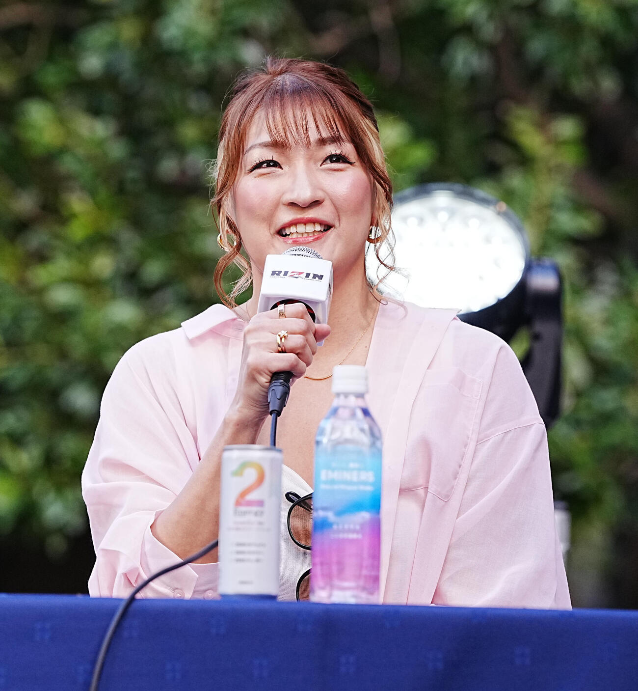 「超緊急記者会見」に臨むRENA（撮影・小沢裕）