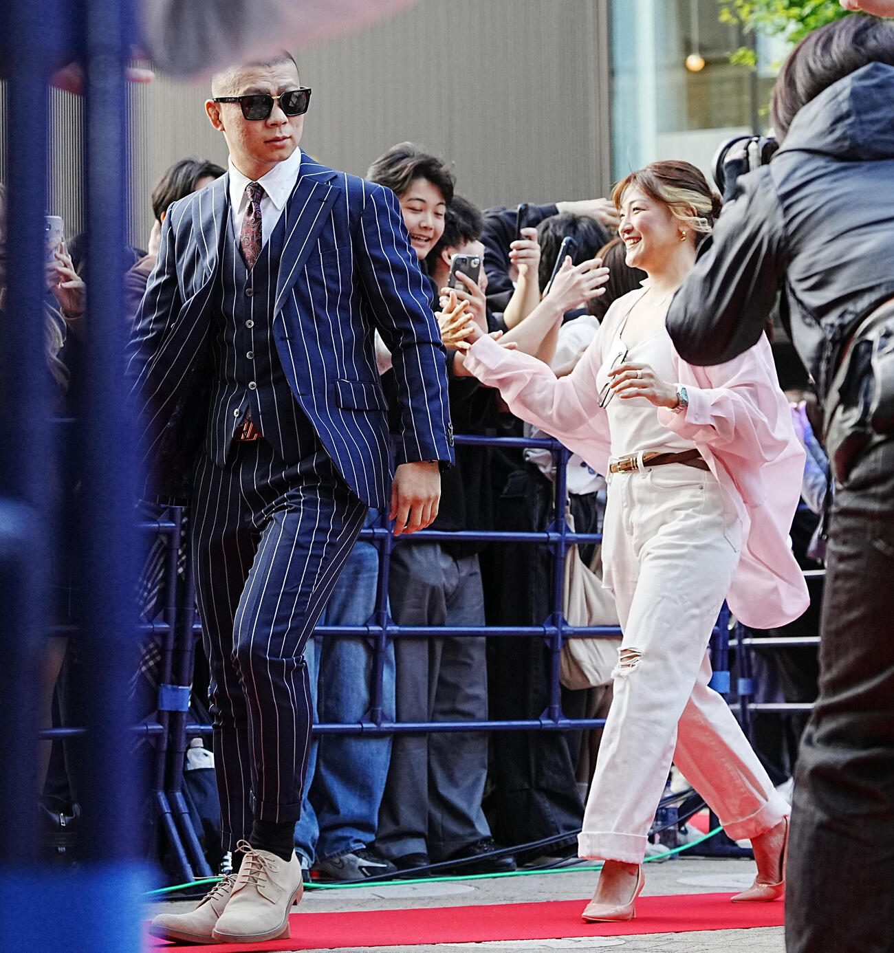 「超緊急記者会見」に臨むYA－MAN（左）とRENA（撮影・小沢裕）