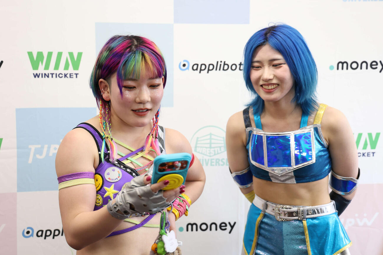バックステージで電話をかける遠藤有栖（左）と風城ハル（C）東京女子プロレス