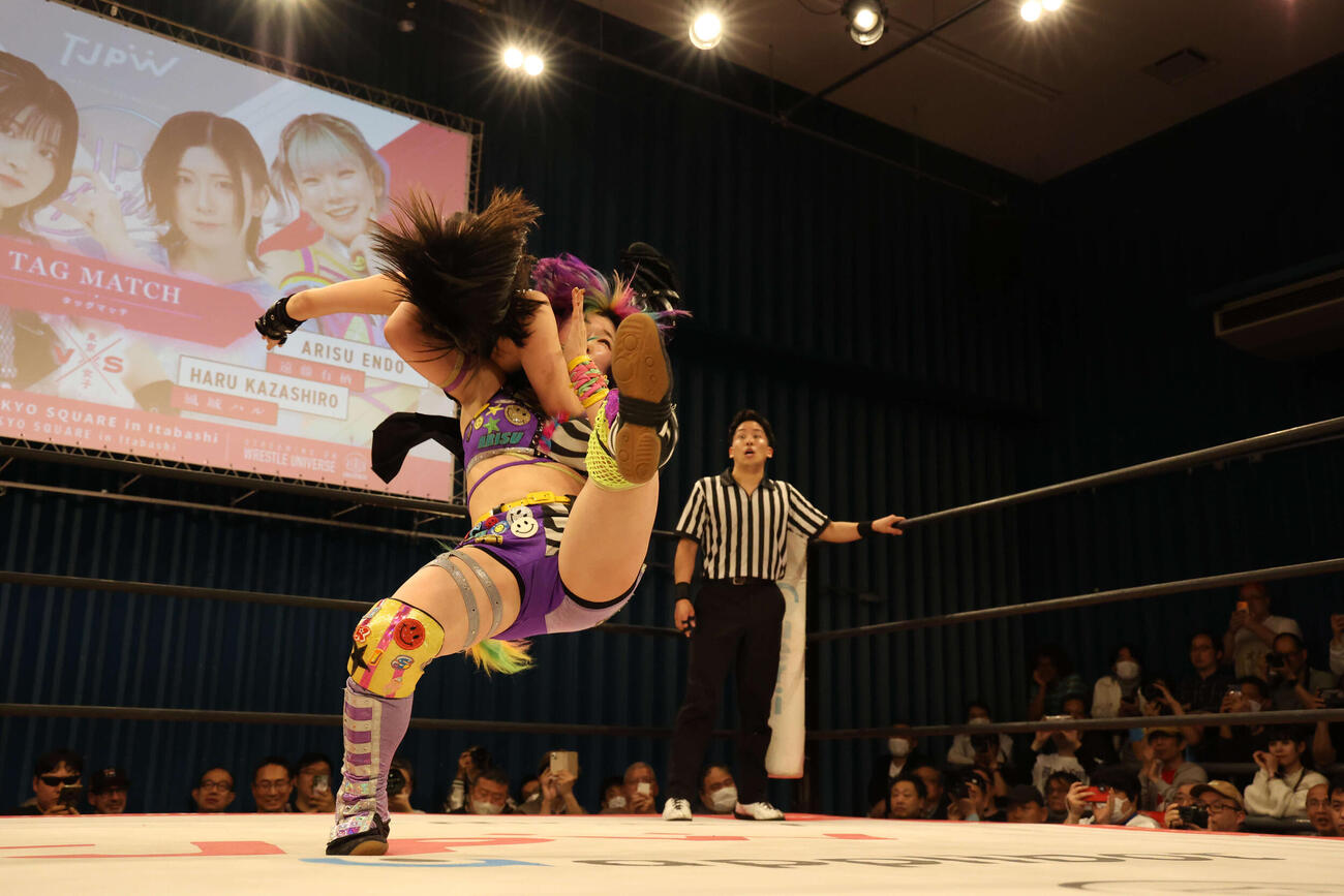 神嵜志音に什の掟を決める遠藤有栖（下）（C）東京女子プロレス
