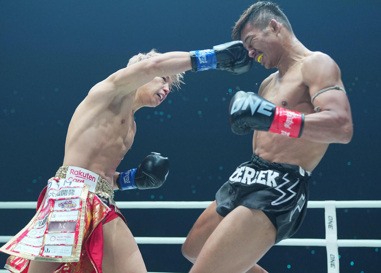 スーパーレックにパンチを浴びせる武尊（左）（24年1月撮影）