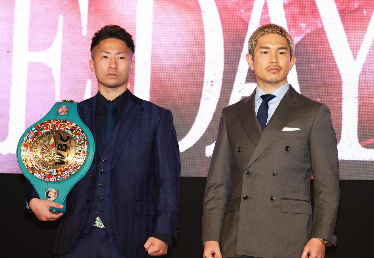 記念撮影する井上拓真（左）と井岡一翔（2026年3月6日撮影）