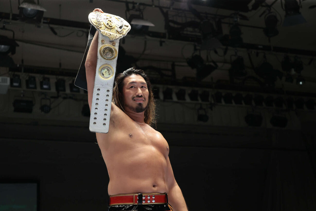 ベルトをかかげるIWGP GLOBALヘビー級王者の辻陽太（C）新日本プロレス