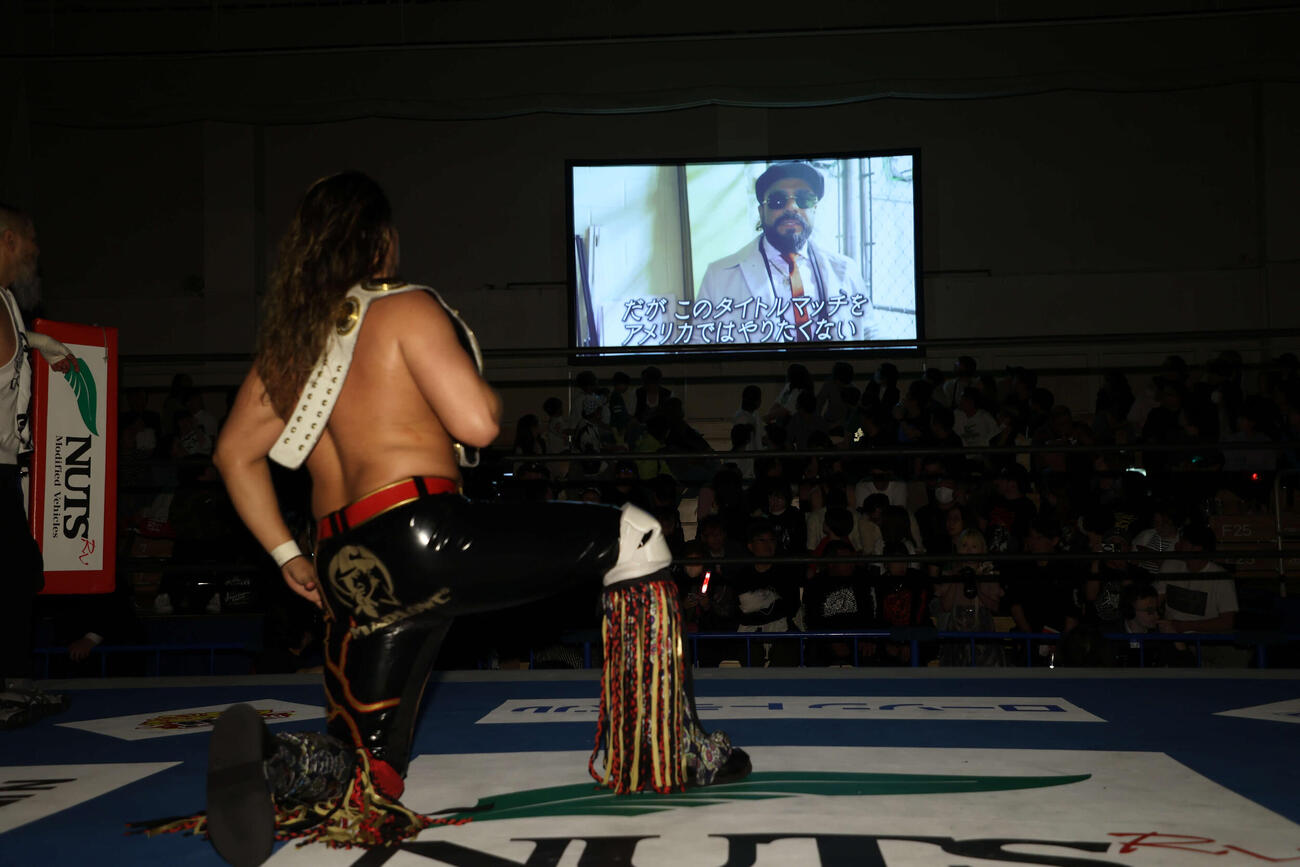 アンドラデからのビデオメッセージを見る辻陽太（C）新日本プロレス