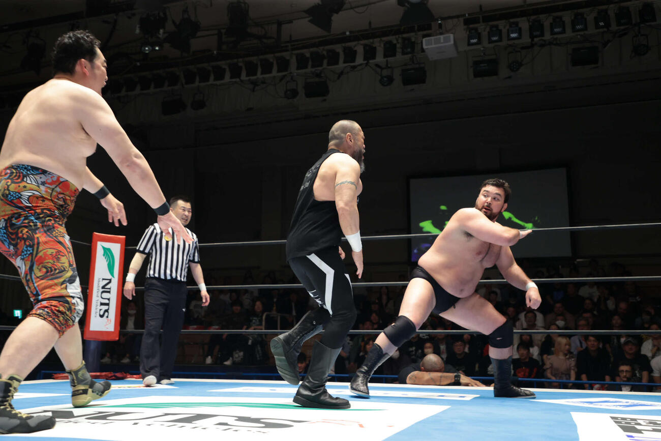 ディック東郷（中央）に逆水平チョップを見舞うウルフアロン（C）新日本プロレス