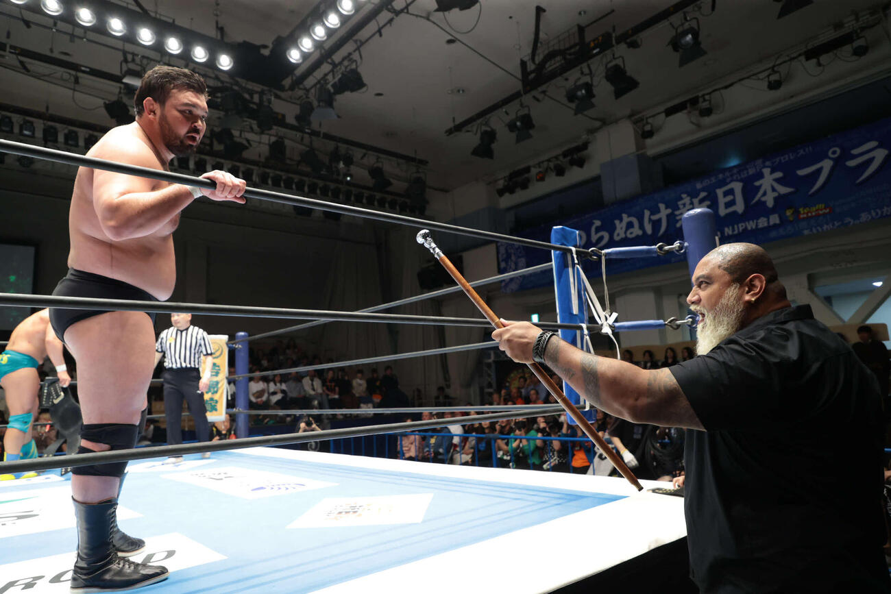 にらみ合うウルフアロン（左）とドン・ファレ（C）新日本プロレス