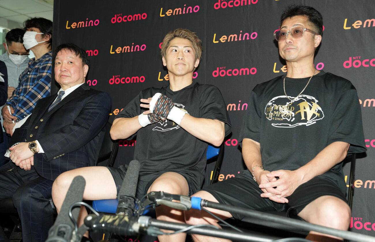 練習前、会見に臨んだ井上尚弥（中央）。左は大橋秀行会長、右は父の井上真吾トレーナー（撮影・たえ見朱実）