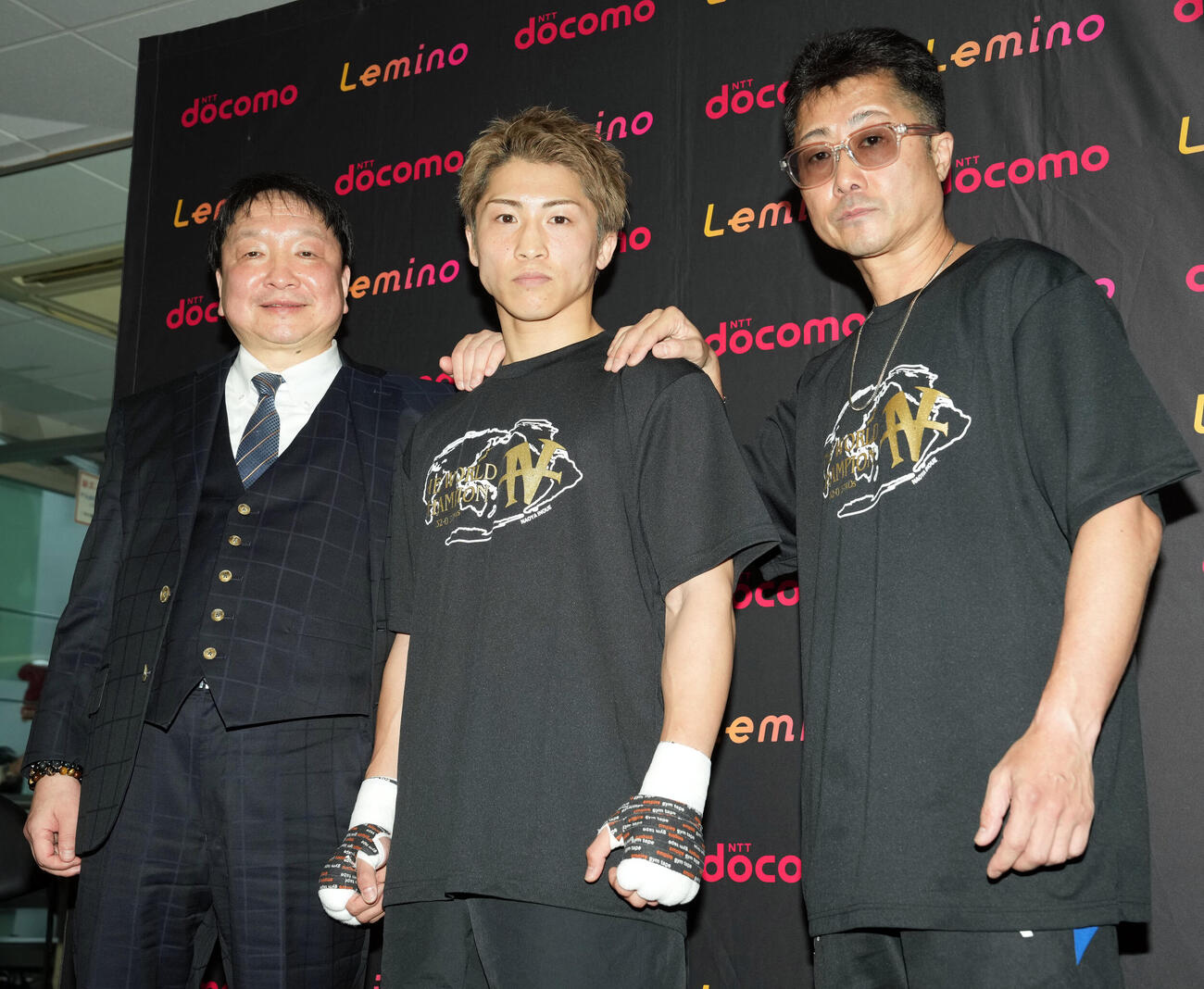 会見終了後、記念撮影に納まる、左から大橋秀行会長、井上尚弥、井上真吾トレーナー
