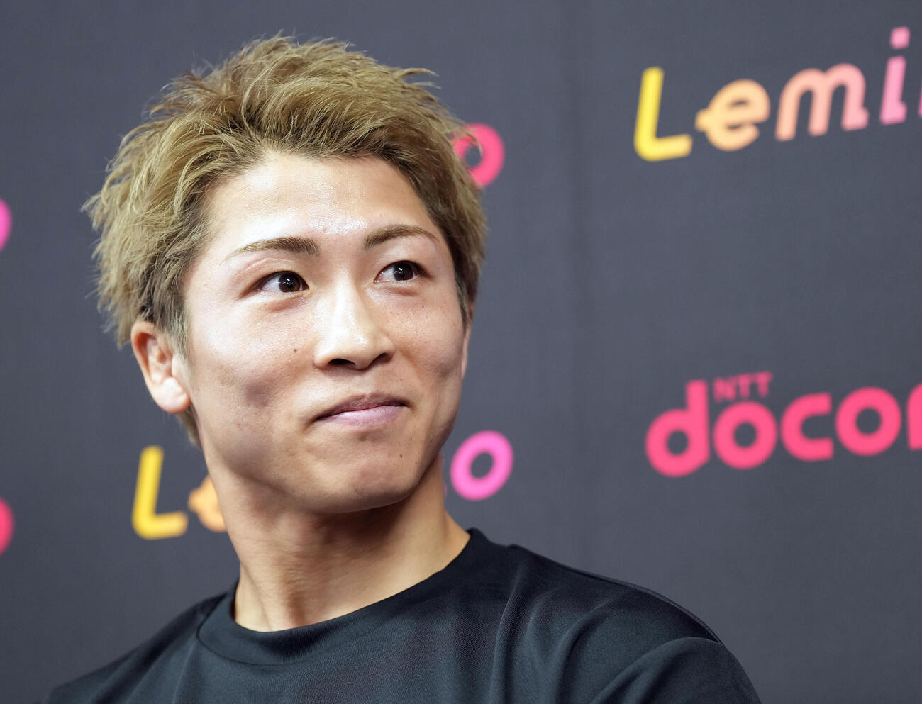 公開練習前の会見で笑顔を見せる井上尚弥