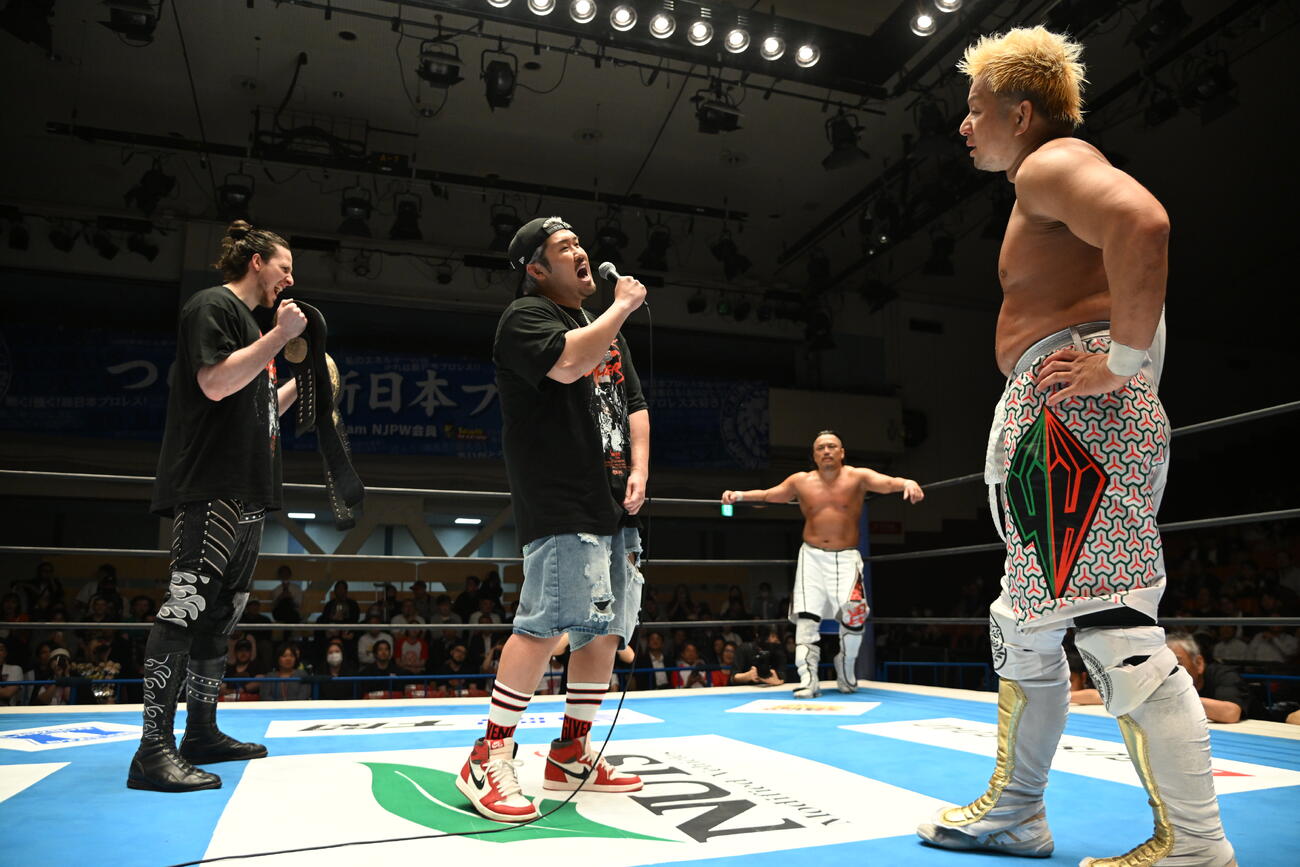 マイクアピールする（左から）OSKAR、Yuto－Ice、後藤洋央紀、YOSHI－HASHI（C）新日本プロレス