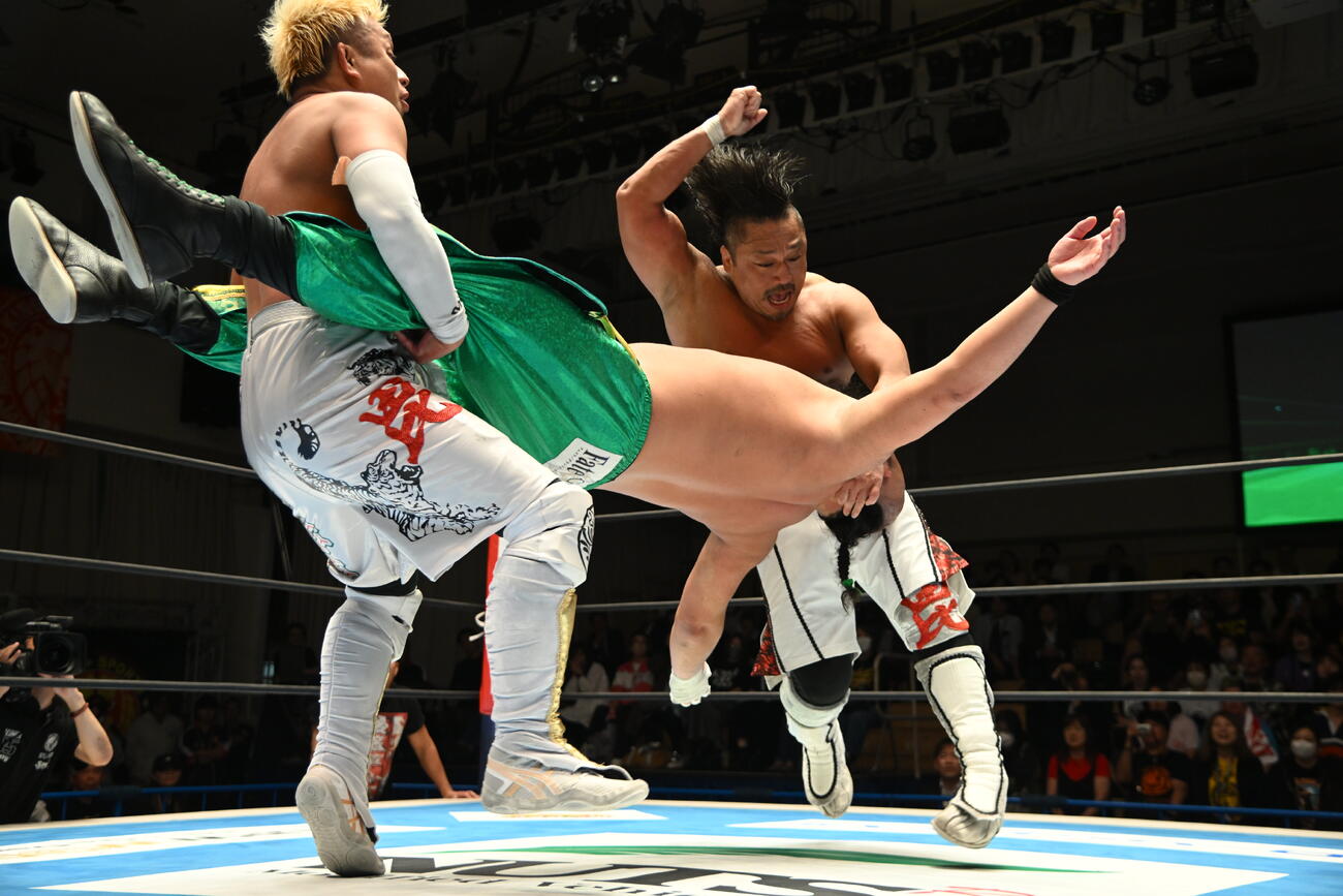 オーカーンに消灯を決めるYOSHI－HASHI（左）と後藤洋央紀（C）新日本プロレス