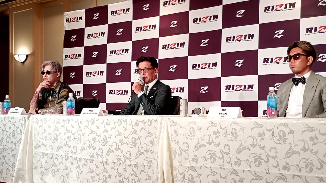 会見に出席した（左から）平本蓮、RIZIN榊原信行CEO、皇治
