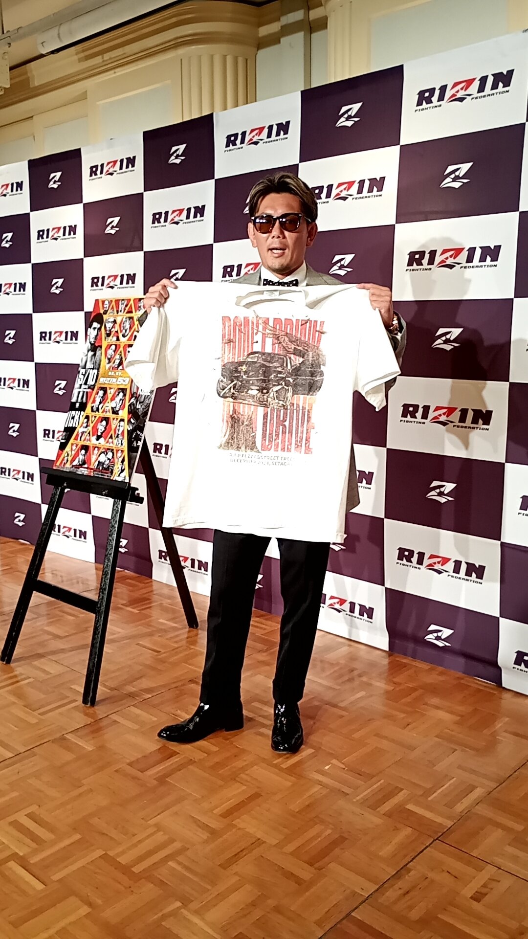 平本蓮からプレゼントされたストップ禁酒運転Tシャツを手にする皇治