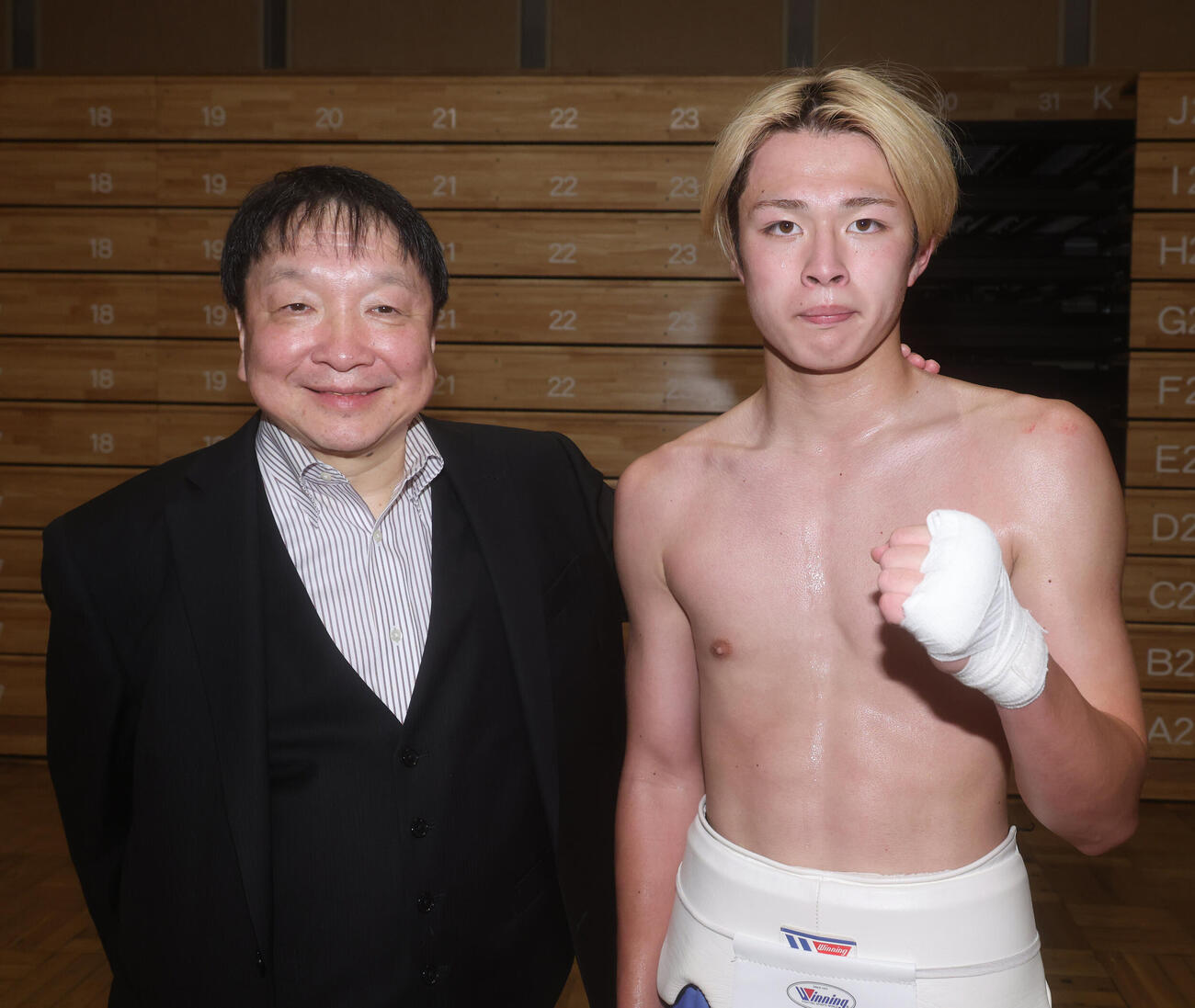 プロテストを終え大橋秀行会長（左）に激励される片岡叶夢（撮影・中島郁夫）