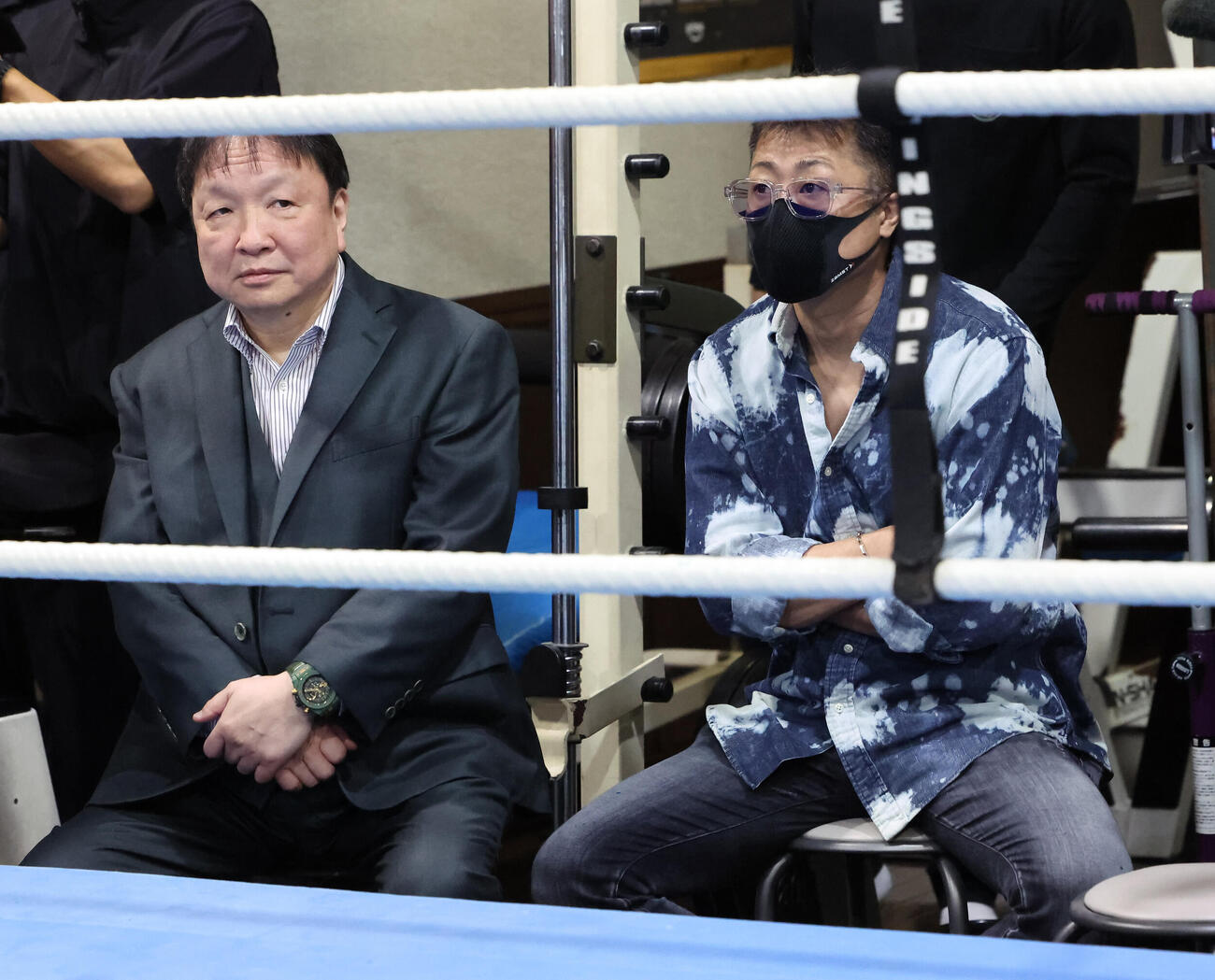 中谷潤人の公開練習を見つめる大橋秀行会長（左）と井上真吾トレーナー（撮影・丹羽敏通）