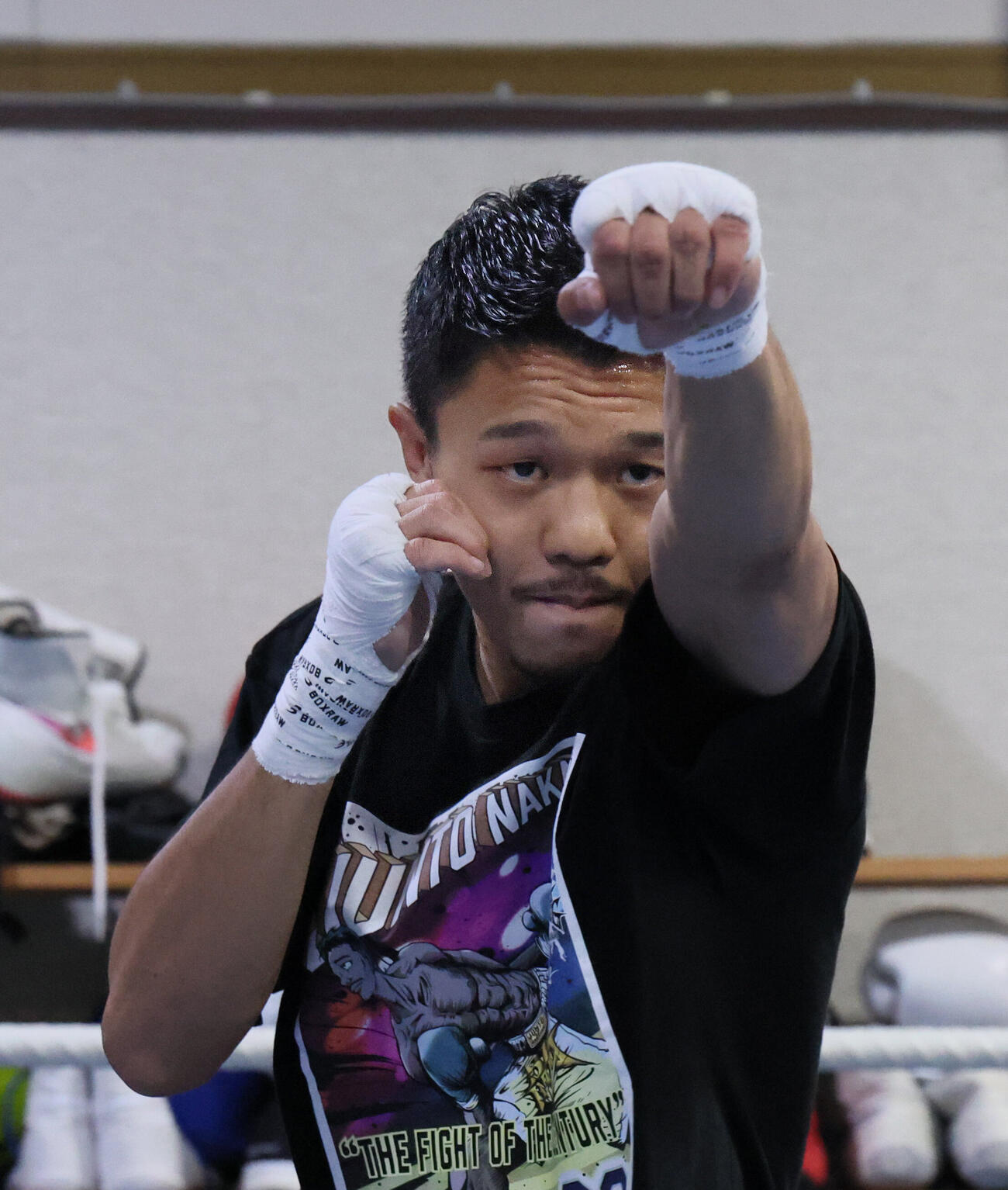 シャドーボクシングを披露する中谷潤人（撮影・丹羽敏通）