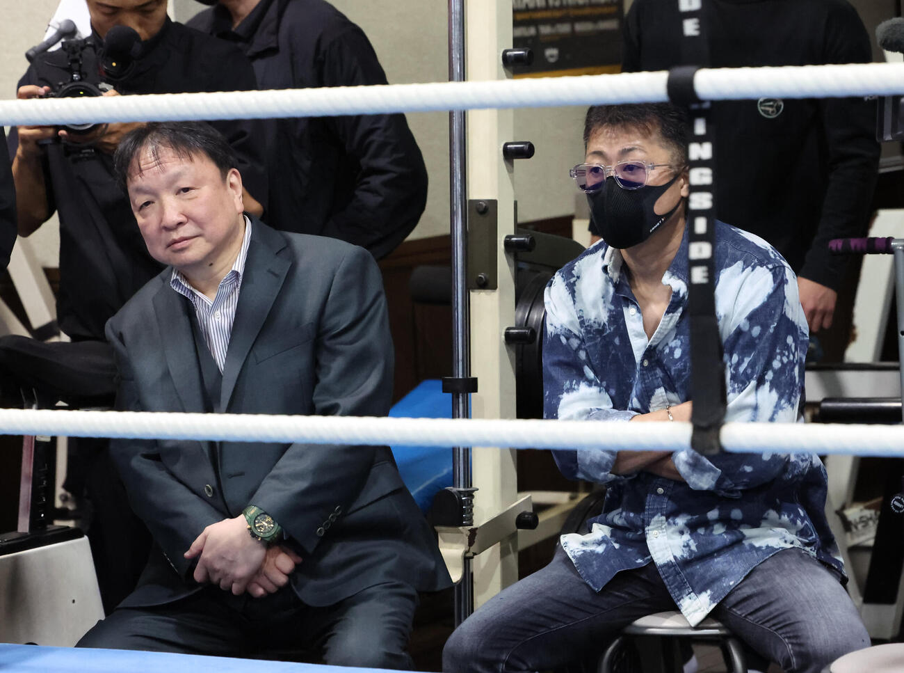対戦相手中谷潤人の公開練習を見つめる大橋秀行会長（左）と井上真吾トレーナー（撮影・丹羽敏通）