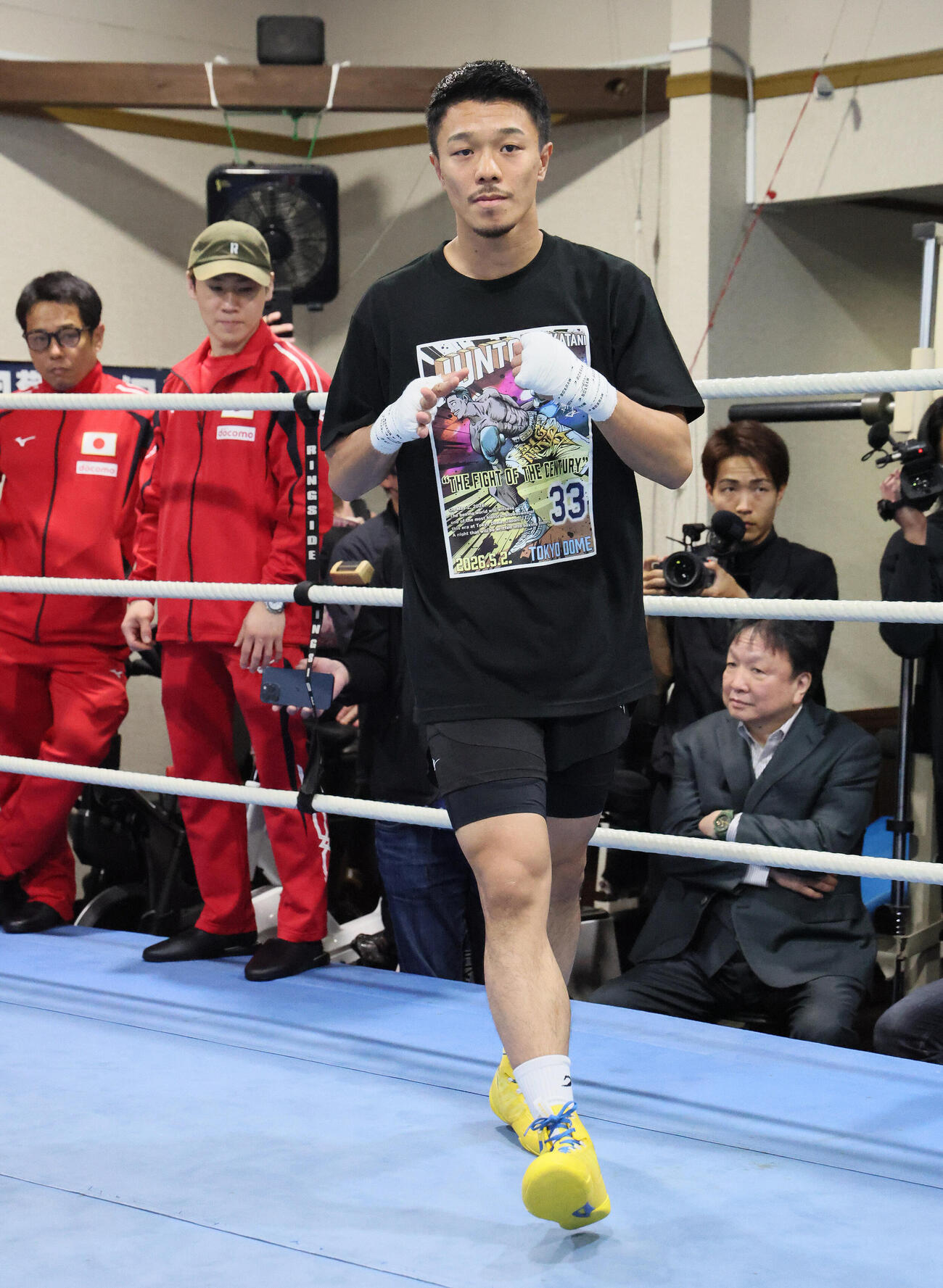 練習を公開した中谷潤人。後方は大橋秀行会長（撮影・丹羽敏通）