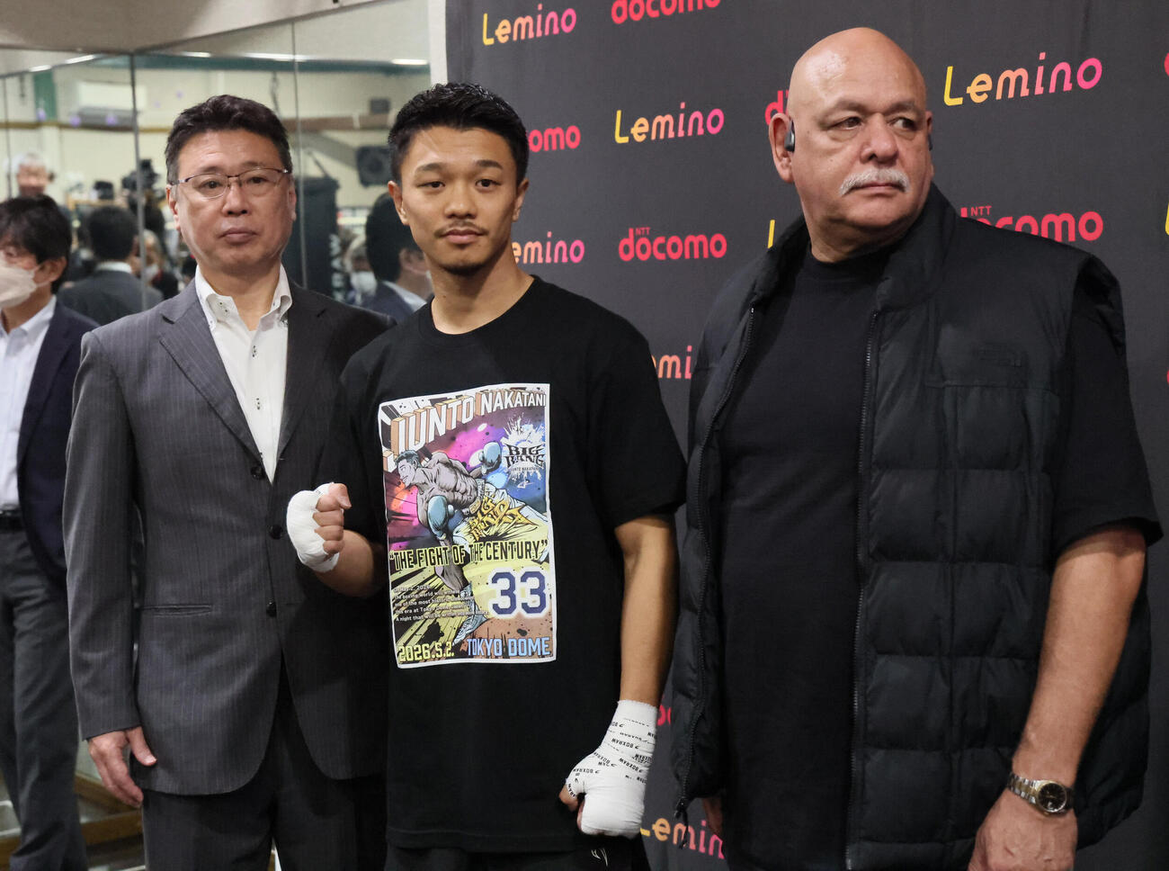 記者会見を終えて写真に納まる、左から村野健会長、中谷潤人、ルディ・エルナンデストレーナー（撮影・丹羽敏通）