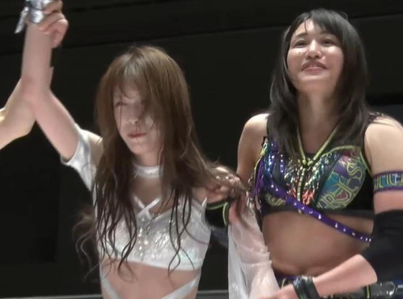 勝ち名乗りを受ける鹿島沙希（左）と朱里（スターダム公式YouTubeから）
