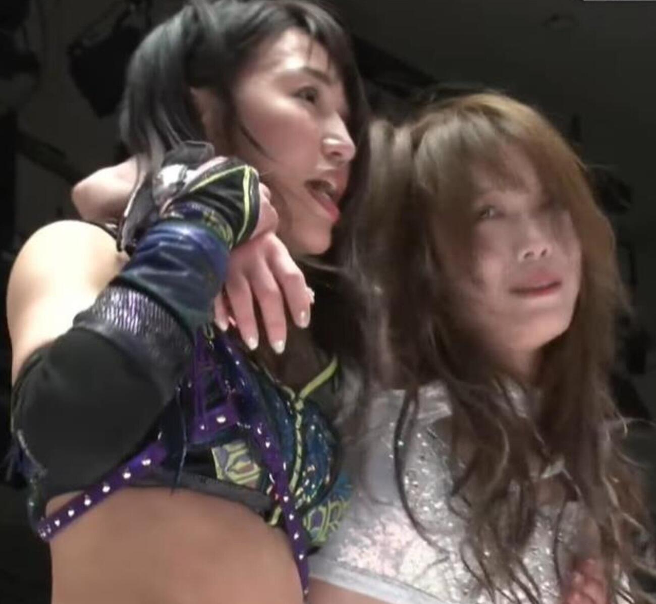 朱里の肩を借りて立ち上がる鹿島沙希（右）（スターダム公式YouTubeから）