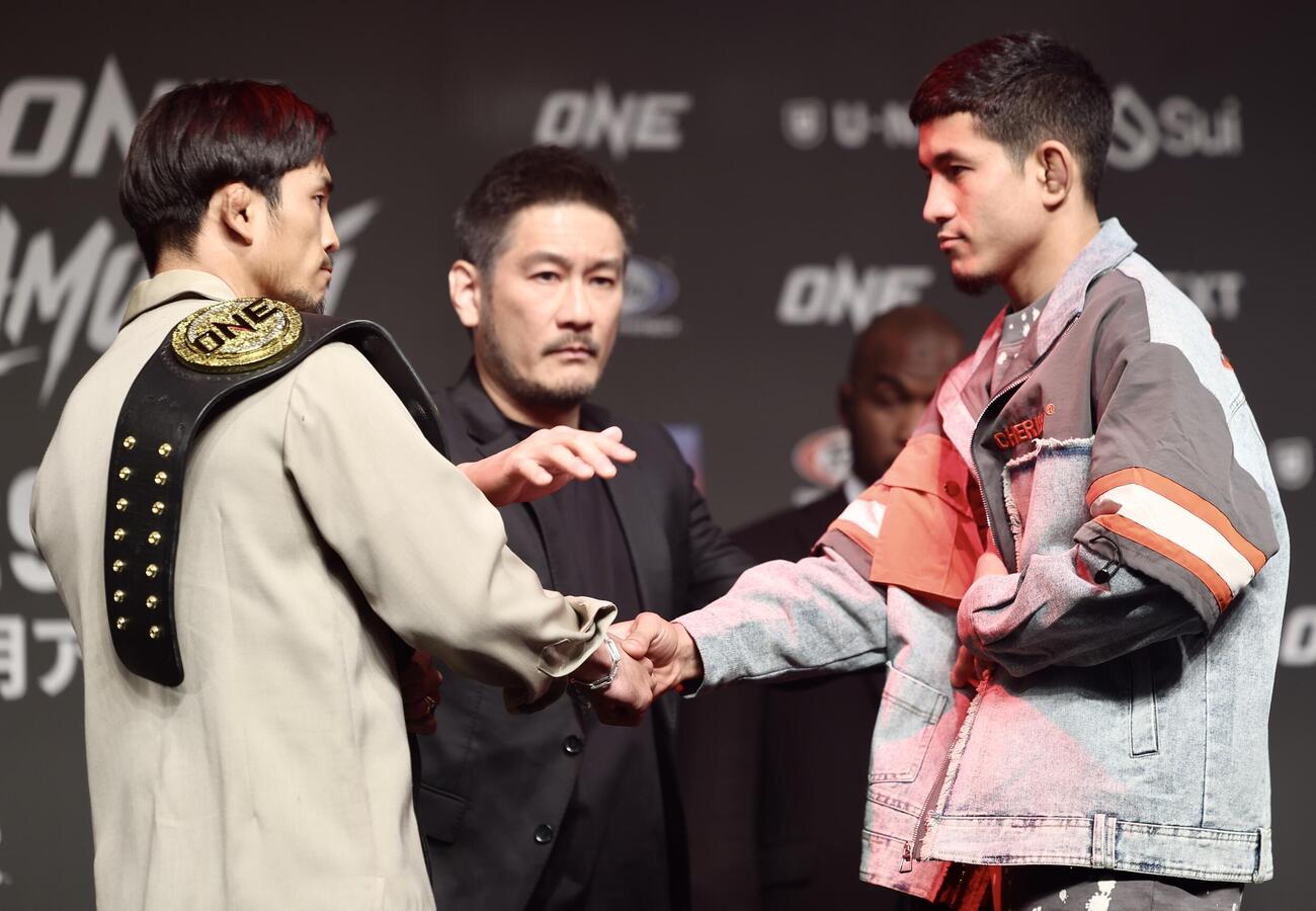 「ONE SAMURAI 1　プレスカンファレンス＆オープンワークアウト」　握手を交わす若松祐弥（左）とアバべズク・ホルミルザエフ＝2026年4月24日　
