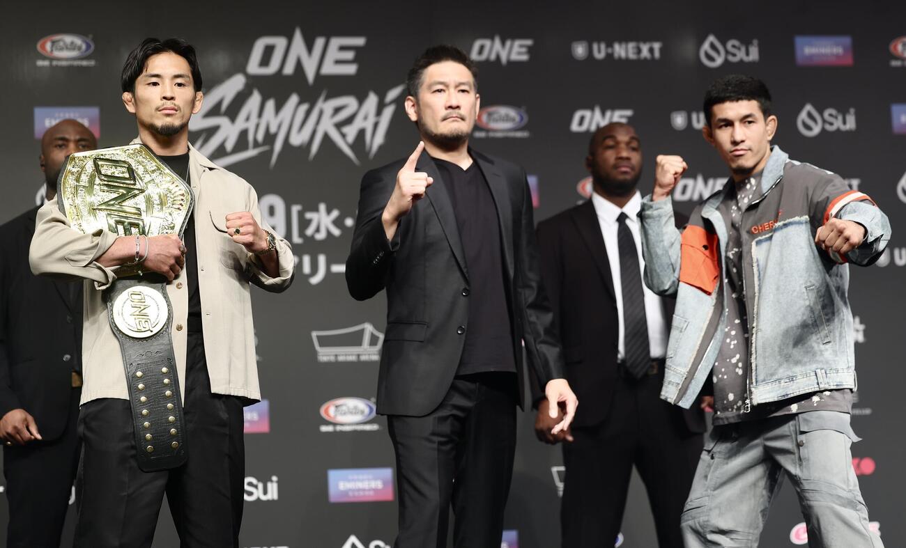 「ONE SAMURAI 1　プレスカンファレンス＆オープンワークアウト」　フェイスオフを終える若松祐弥（左）とアバべズク・ホルミルザエフ＝2026年4月24日　