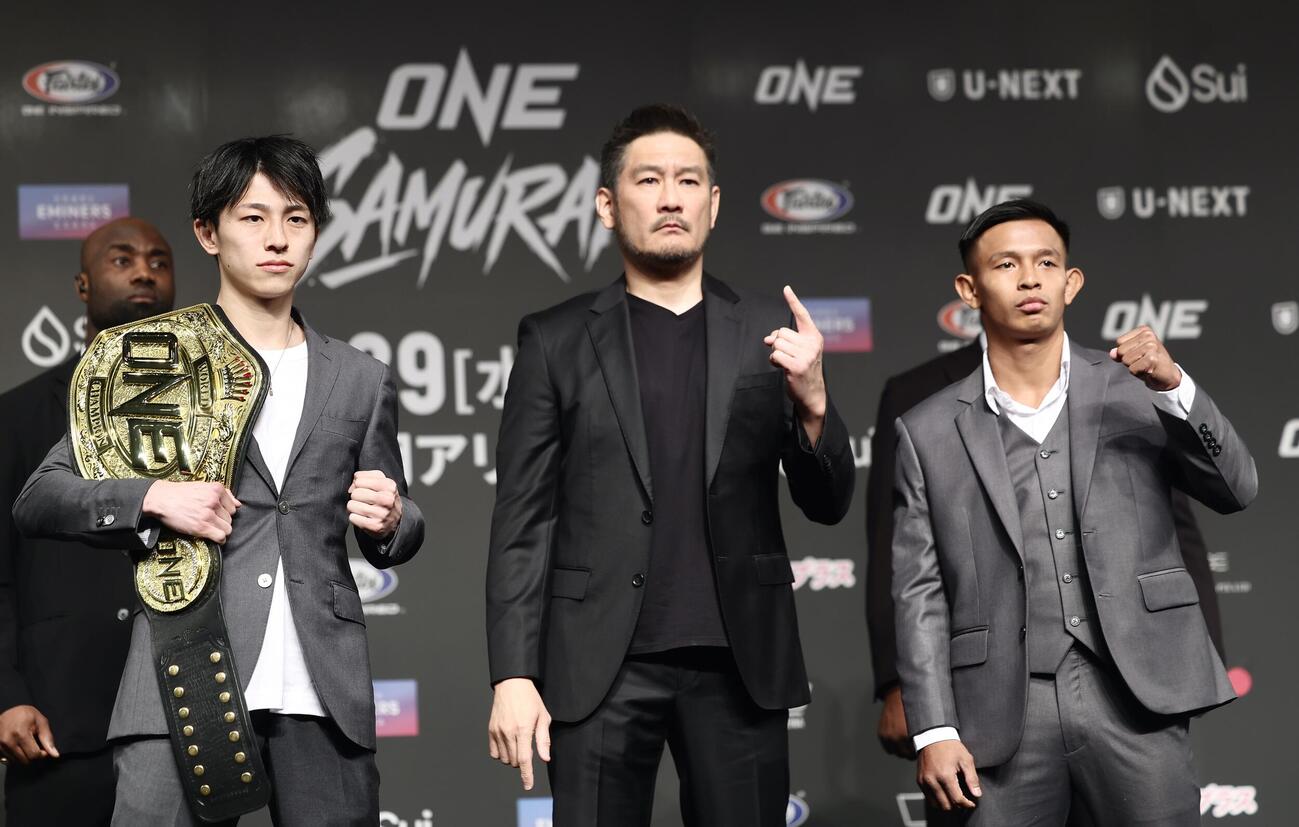 「ONE SAMURAI 1　プレスカンファレンス＆オープンワークアウト」　フェイスオフを終える吉成名高（左）とソンチャイノーイ＝2026年4月24日　