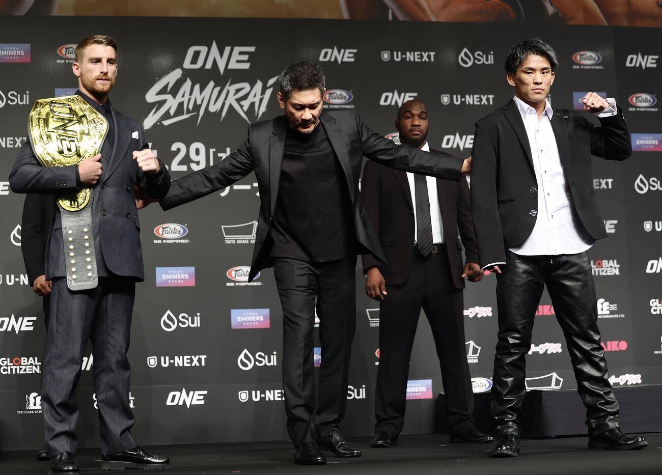 「ONE SAMURAI 1　プレスカンファレンス＆オープンワークアウト」　ジョナサン・ハガリー（左）とのフェイスオフを終える与座優貴　