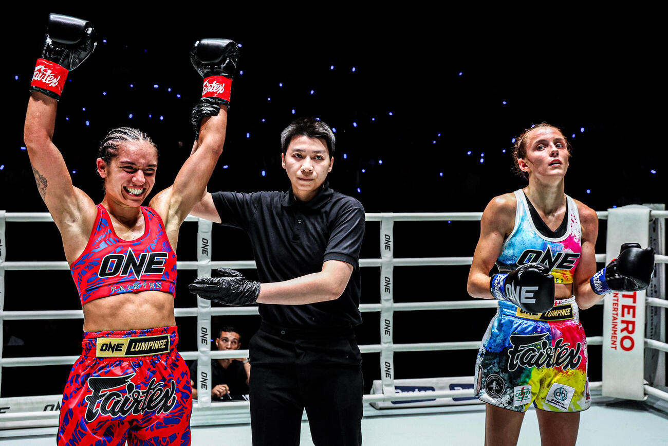 勝利したテッサ・デ・コム（左）（C）ONE Championship