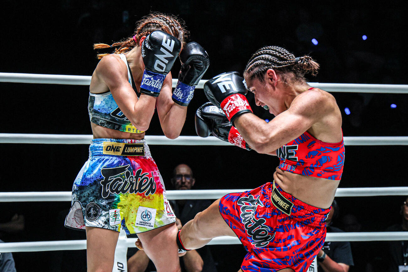 ローキックを効かせるテッサ・デ・コム（右）（C）ONE Championship