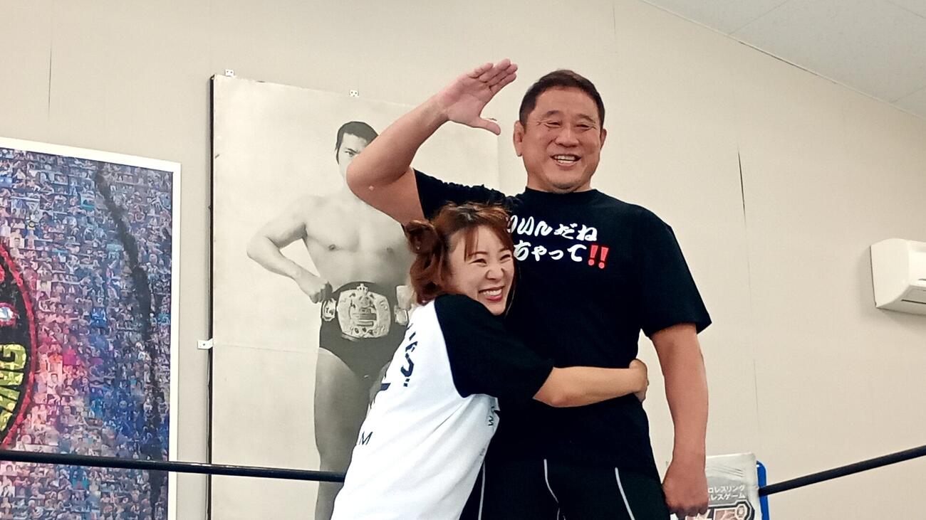 永田裕志に抱きつくフワちゃん
