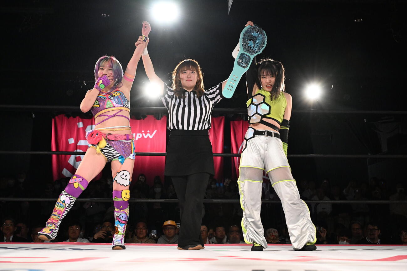 勝利した遠藤有栖（左）と鈴芽（C）東京女子プロレス