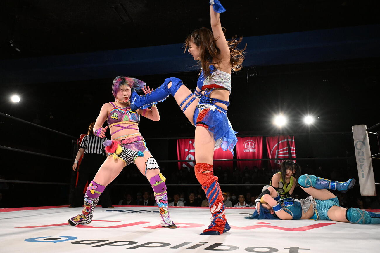 遠藤有栖にビッグブーツをたたき込む荒井優希（右）（C）東京女子プロレス