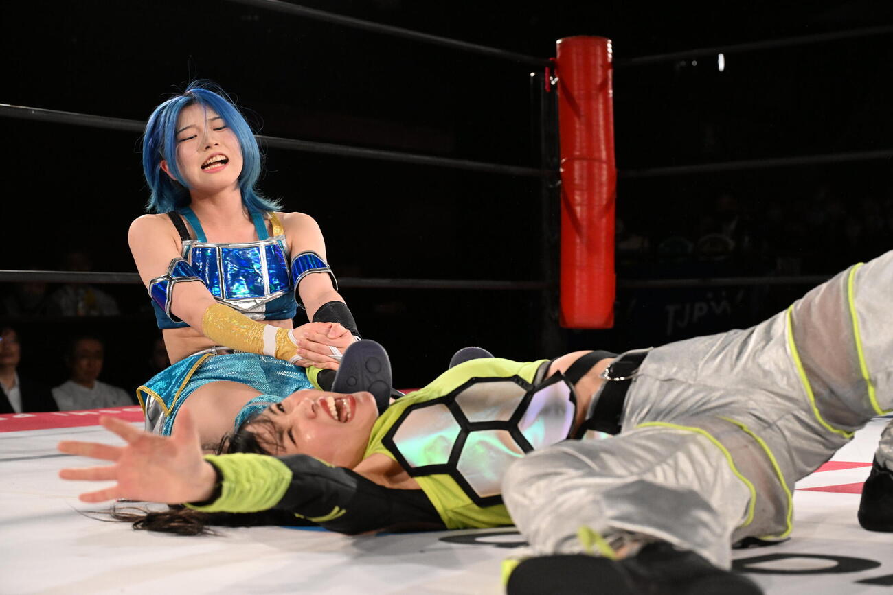 ストレートアームバーで鈴芽を攻める風城ハル（左）（C）東京女子プロレス