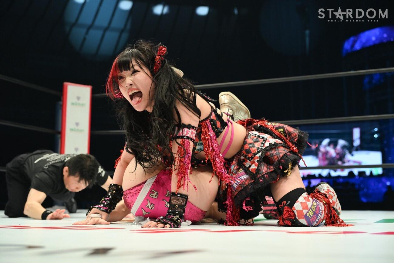 伊藤麻希（上）が伊藤クラッチでなつぽいから3カウントを奪った（C）スターダム