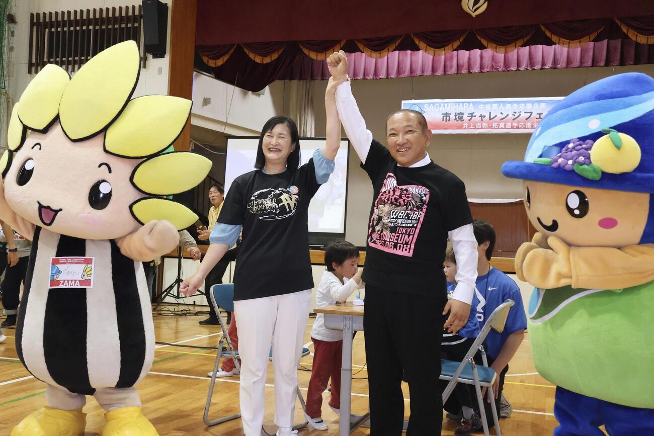 ボクシング応援イベントで対決した本村賢太郎相模原市長（右）と佐藤弥斗座間市長（共同）