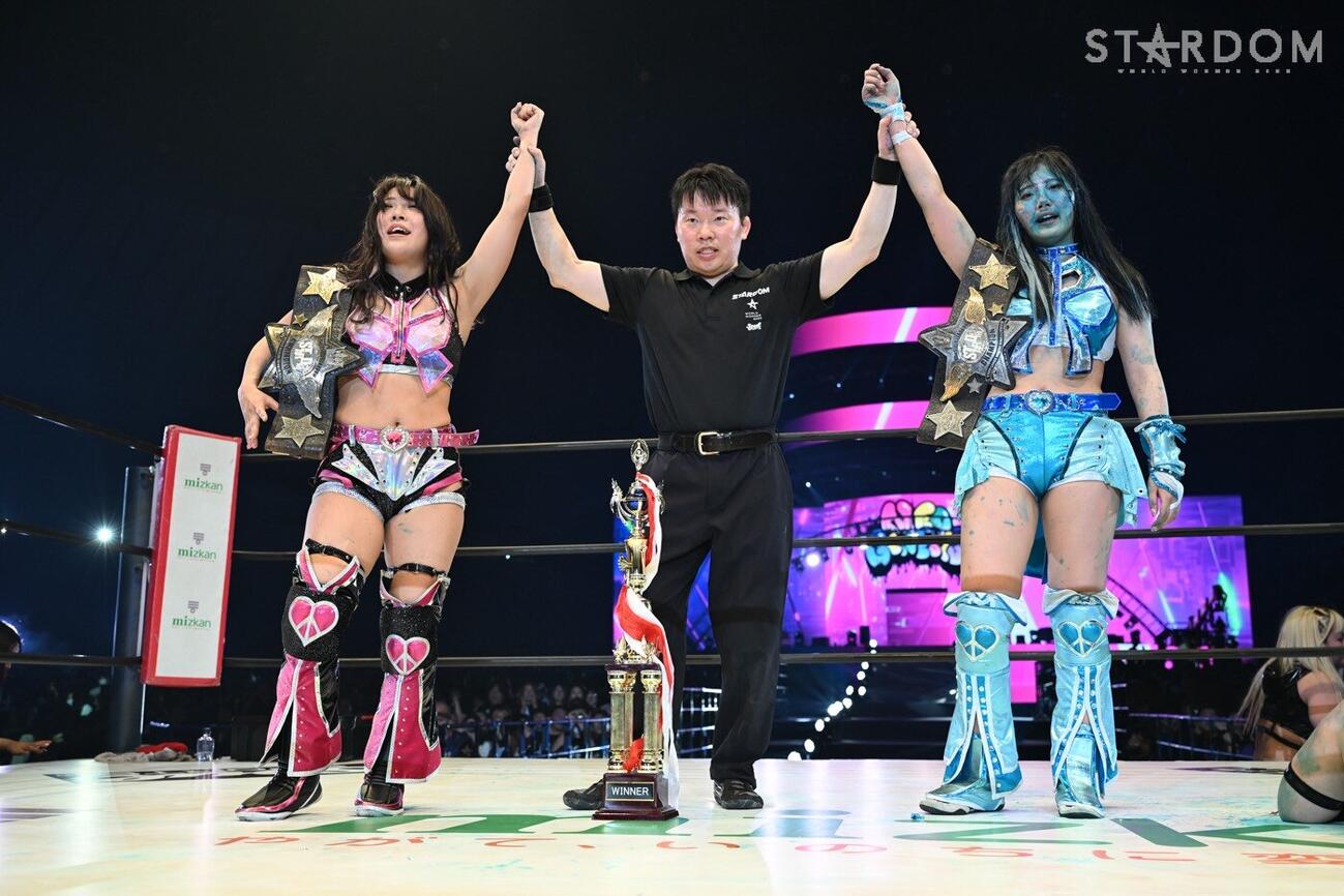 勝利したAZM（左）と天咲光由（C）スターダム