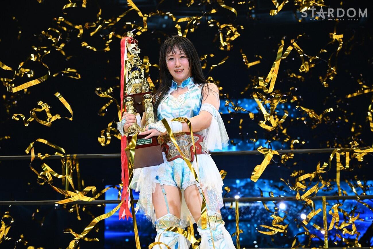 上谷沙弥を破って赤いベルトを獲得した玖麗さやか（C）スターダム