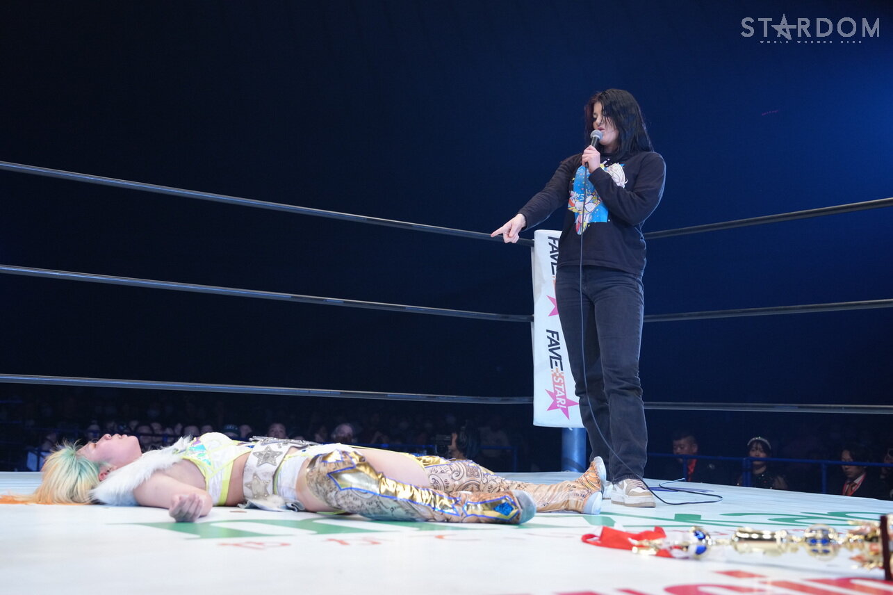 ビー・プレストリー（右）にKOされた羽南（C）スターダム
