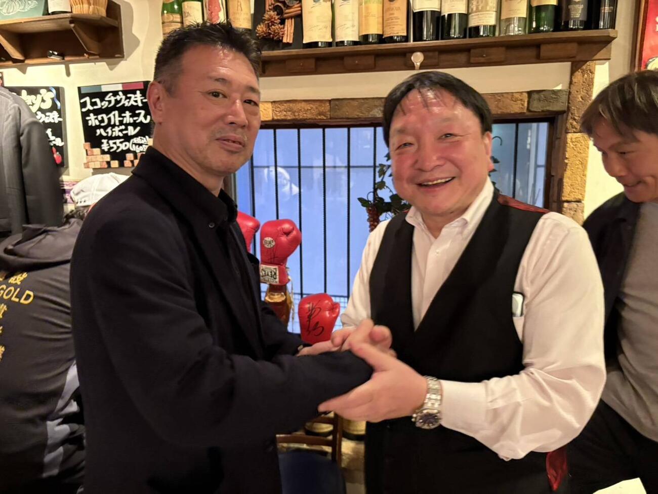 「世紀の一戦」へ、前哨戦！？　井上尚弥陣営の大橋秀行会長（右）と中谷潤人陣営の村野健会長が会合で顔合わせ（大橋ジム提供）