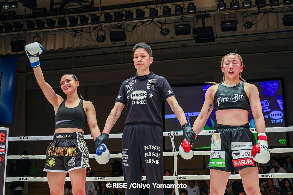 パヤーフォン（左）は宮本芽依から2度ダウンを奪って判定勝ちした（C）RISE