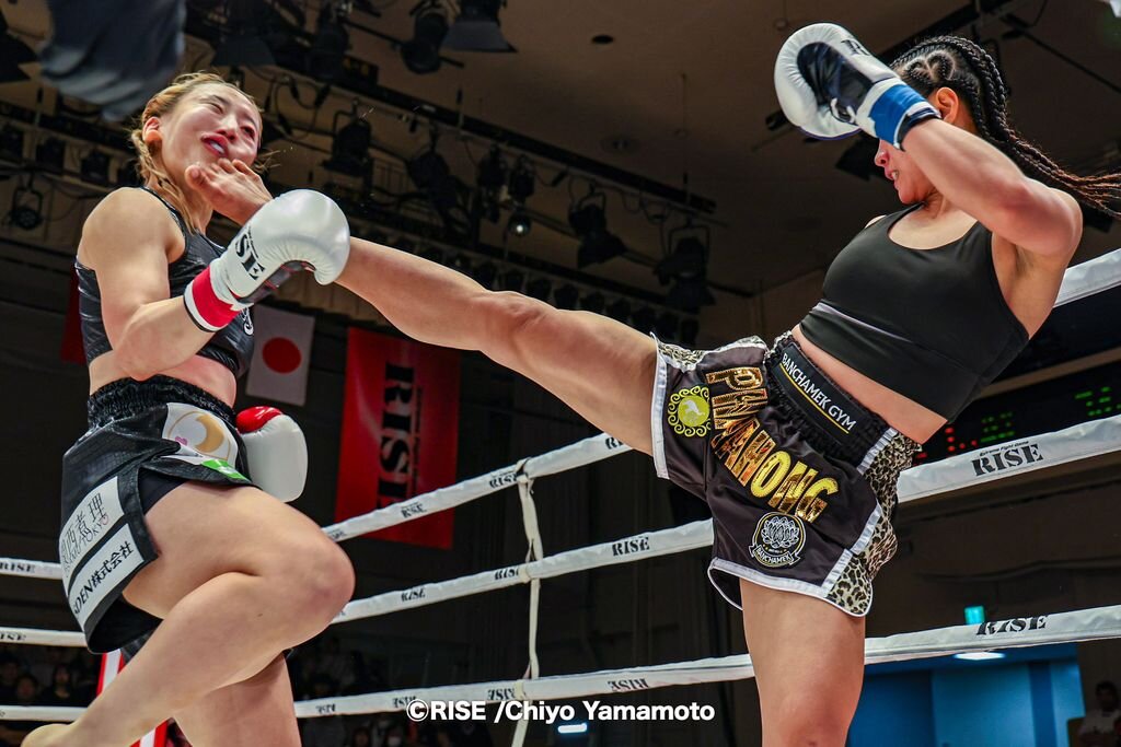 右ハイキックで宮本芽依（左）からダウンを奪ったパヤーフォン（C）RISE