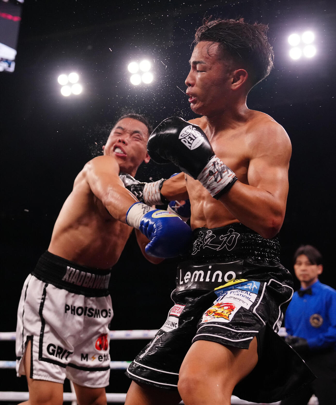 6回、激しく打ち合う武居由樹（右）とワン・デカン（撮影・鈴木みどり）