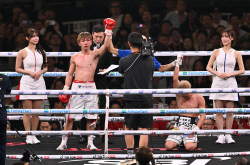 WBOアジア・パシフィック・フライ級タイトルマッチ　判定でドローとなった富岡浩介（左）と田中将吾（撮影・滝沢徹郎）