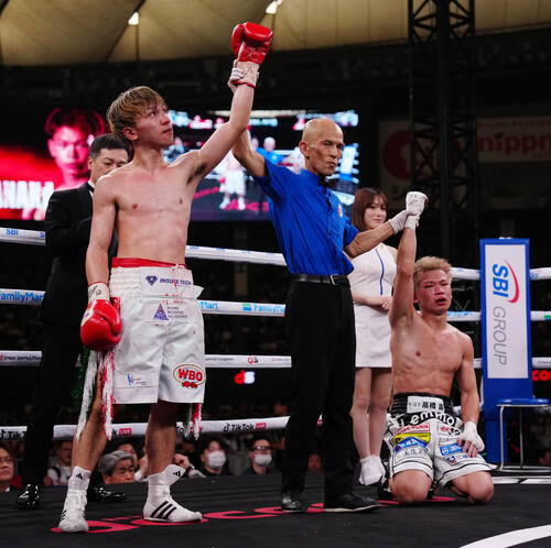 アジアパシフィックフライ級タイトルマッチを終え判定の結果、引き分けで防衛に成功し勝ち名乗りを受ける富岡浩介（左）（撮影・鈴木みどり）
